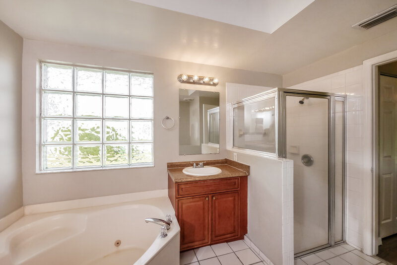3,525/Mo, 1799 NW 162nd Ave Pembroke Pines, FL 33028 Main Bathroom View