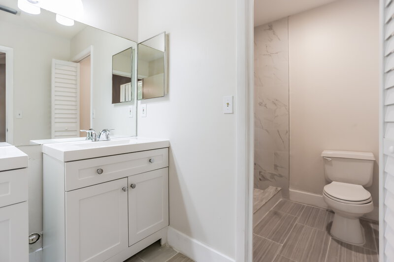 3,435/Mo, 5241 NW 52nd St Coconut Creek, FL 33073 Main Bathroom View