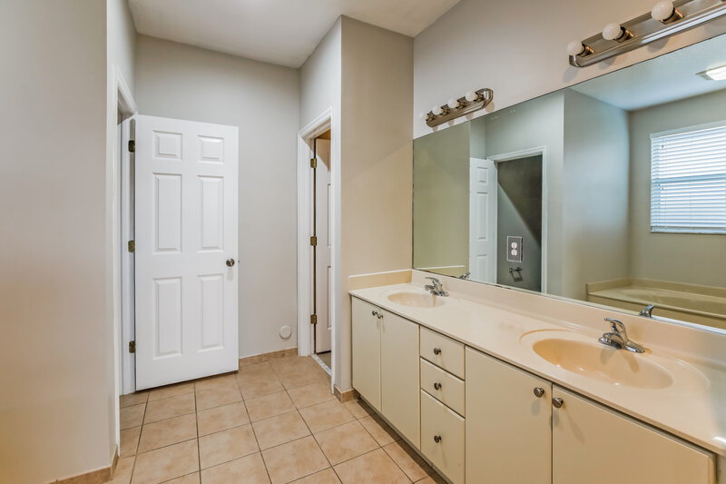 3,545/Mo, 20370 SW 129th Pl Miami, FL 33177 Main Bathroom View