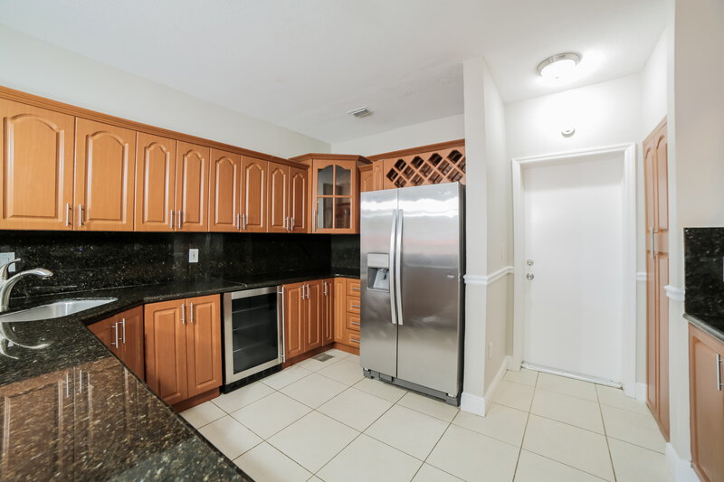 3,690/Mo, 4000 SW 152nd Pl Miami, FL 33185 Kitchen View