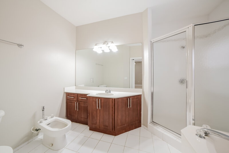 3,690/Mo, 4000 SW 152nd Pl Miami, FL 33185 Main Bathroom View