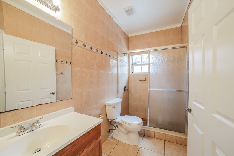 3,690/Mo, 4000 SW 152nd Pl Miami, FL 33185 Bathroom View