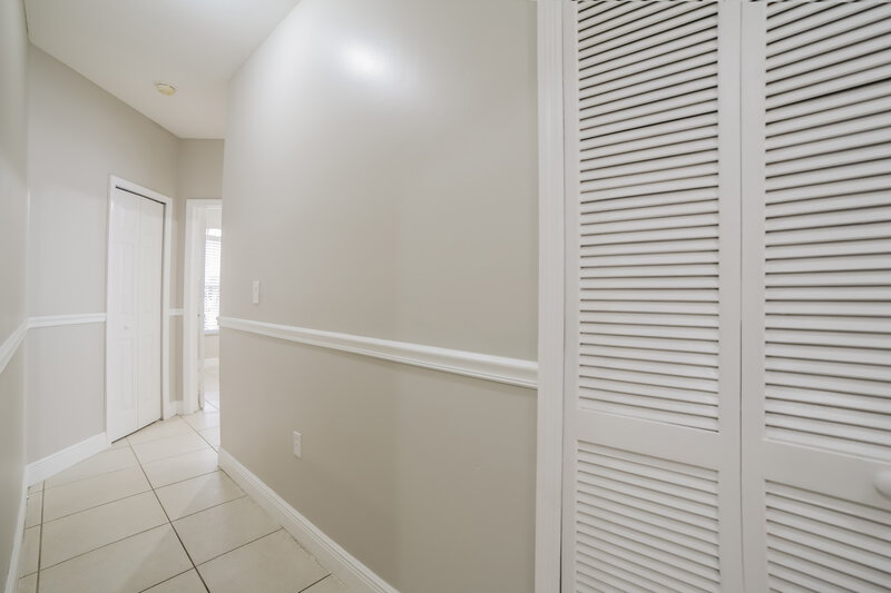 3,690/Mo, 4000 SW 152nd Pl Miami, FL 33185 Hallway View