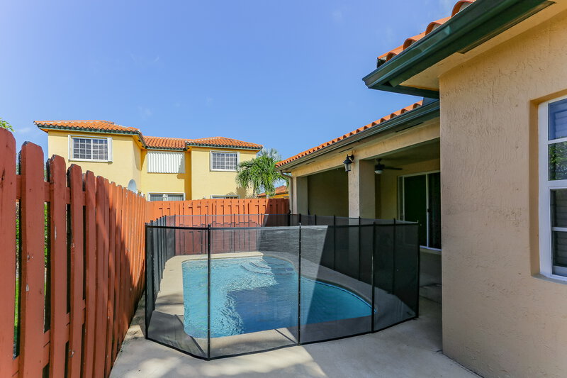 3,690/Mo, 4000 SW 152nd Pl Miami, FL 33185 Pool View