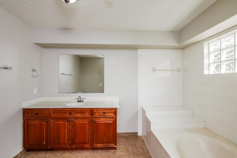 3,165/Mo, 19408 NW 83rd Ave Miami Gardens, FL 33015 Main Bathroom View