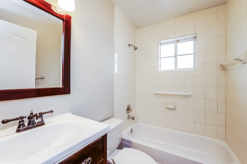 3,165/Mo, 19408 NW 83rd Ave Miami Gardens, FL 33015 Bathroom View