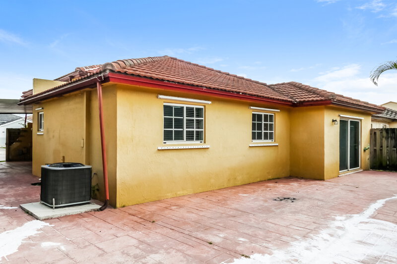 3,165/Mo, 19408 NW 83rd Ave Miami Gardens, FL 33015 Rear View