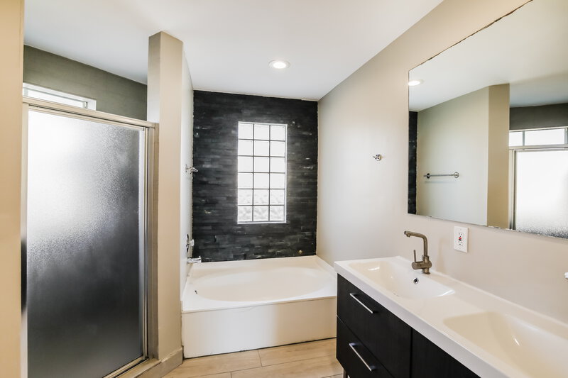 3,605/Mo, 15618 SW 112th Dr Miami, FL 33196 Main Bathroom View