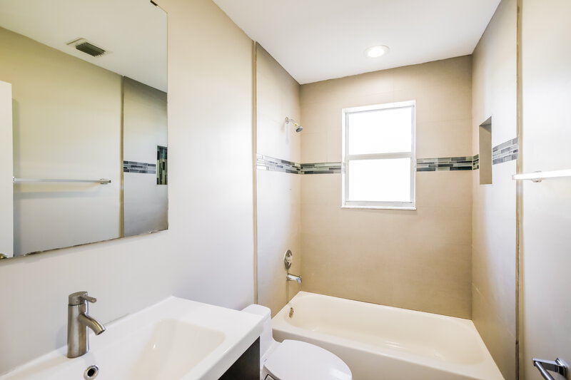 3,605/Mo, 15618 SW 112th Dr Miami, FL 33196 Bathroom View