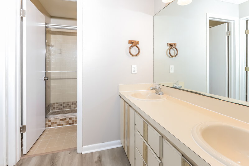 3,250/Mo, 147 Viscaya Ave Royal Palm Beach, FL 33411 Main Bathroom View