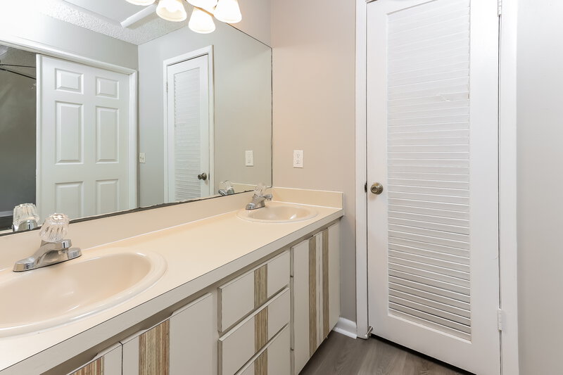 3,250/Mo, 147 Viscaya Ave Royal Palm Beach, FL 33411 Main Bathroom View 2