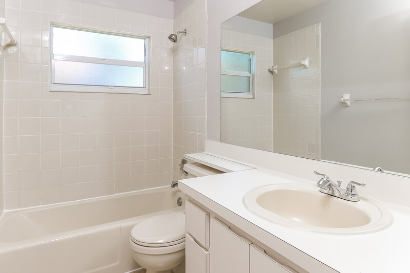 3,250/Mo, 147 Viscaya Ave Royal Palm Beach, FL 33411 Bathroom View