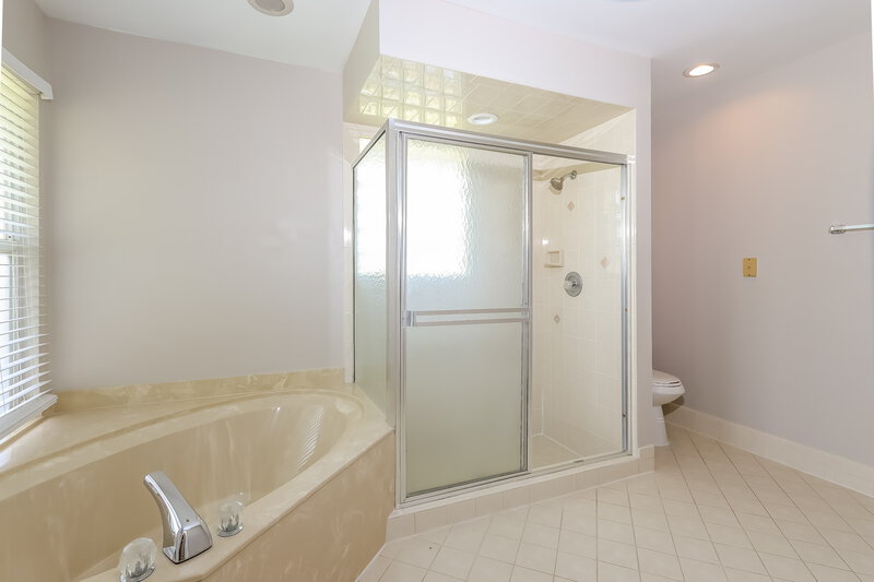 4,200/Mo, 116 Waterway Rd Royal Palm Beach, FL 33411 Main Bathroom View