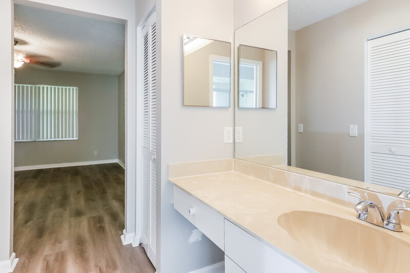 4,200/Mo, 116 Waterway Rd Royal Palm Beach, FL 33411 Main Bathroom View 2
