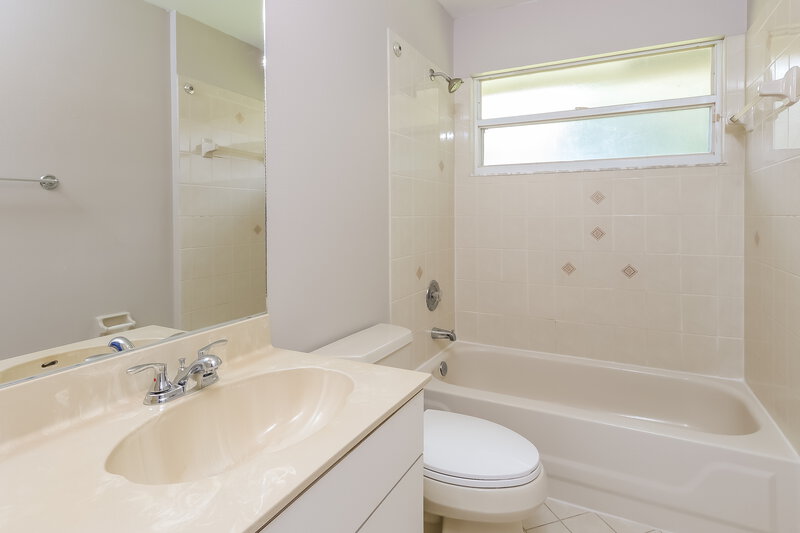 4,200/Mo, 116 Waterway Rd Royal Palm Beach, FL 33411 Bathroom View