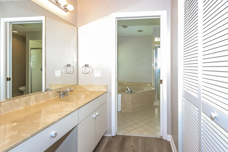 4,200/Mo, 116 Waterway Rd Royal Palm Beach, FL 33411 Bathroom View 2