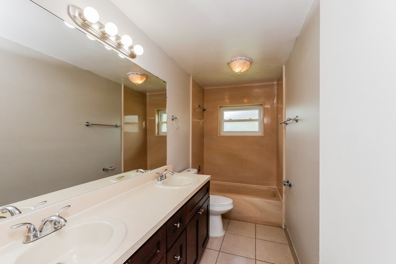 4,100/Mo, 8362 Shadow Wood Blvd Coral Springs, FL 33071 Bathroom View