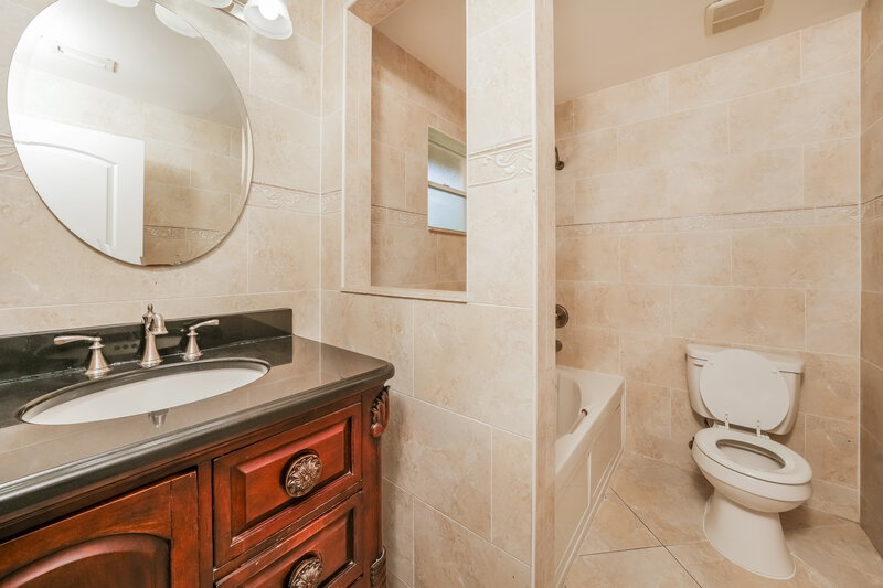 3,120/Mo, 244 Ponce de Leon St Royal Palm Beach, FL 33411 Main Bathroom View