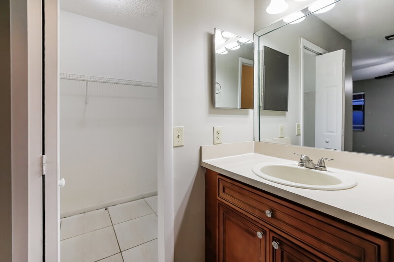 3,710/Mo, 1739 SW 138th Ave Miami, FL 33175 Main Bathroom View