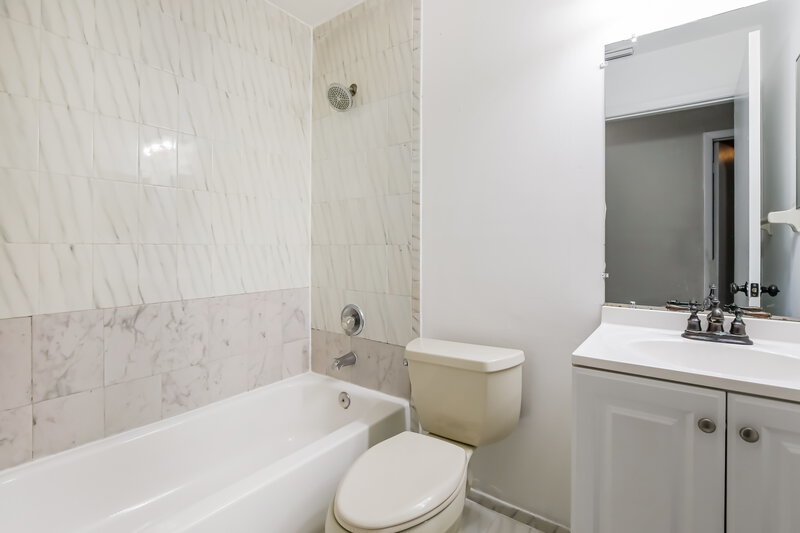 3,710/Mo, 1739 SW 138th Ave Miami, FL 33175 Bathroom View