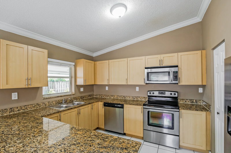 4,035/Mo, 16580 SW 145th Ct Miami, FL 33177 Kitchen View