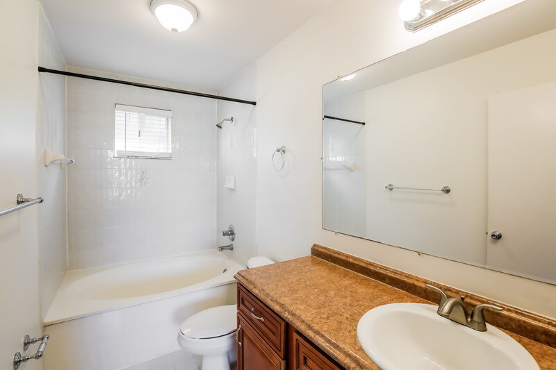 2,925/Mo, 18217 SW 154th Ct Miami, FL 33187 Main Bathroom View