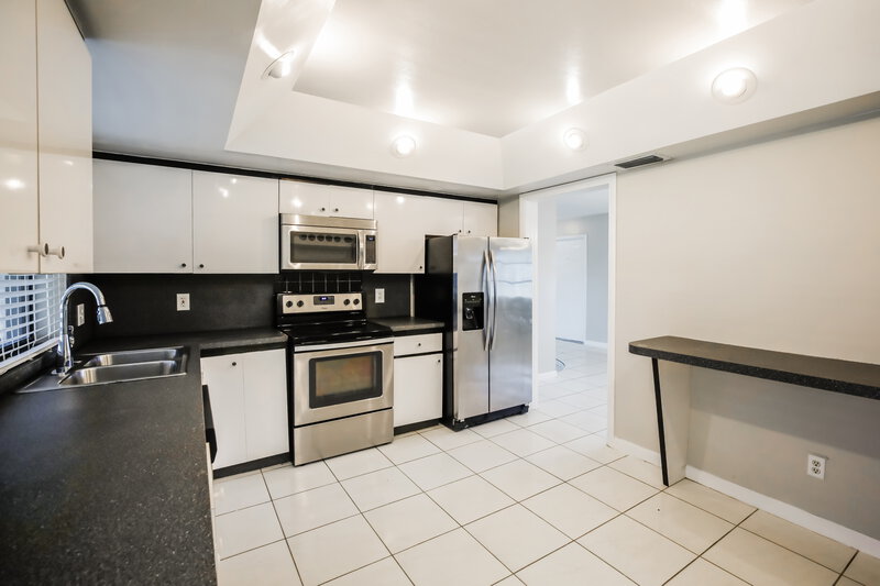 3,345/Mo, 11601 NW 14th Ct Pembroke Pines, FL 33026 Kitchen View 2