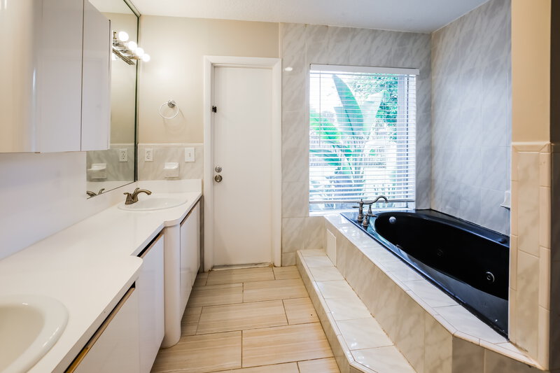 3,345/Mo, 11601 NW 14th Ct Pembroke Pines, FL 33026 Main Bathroom View