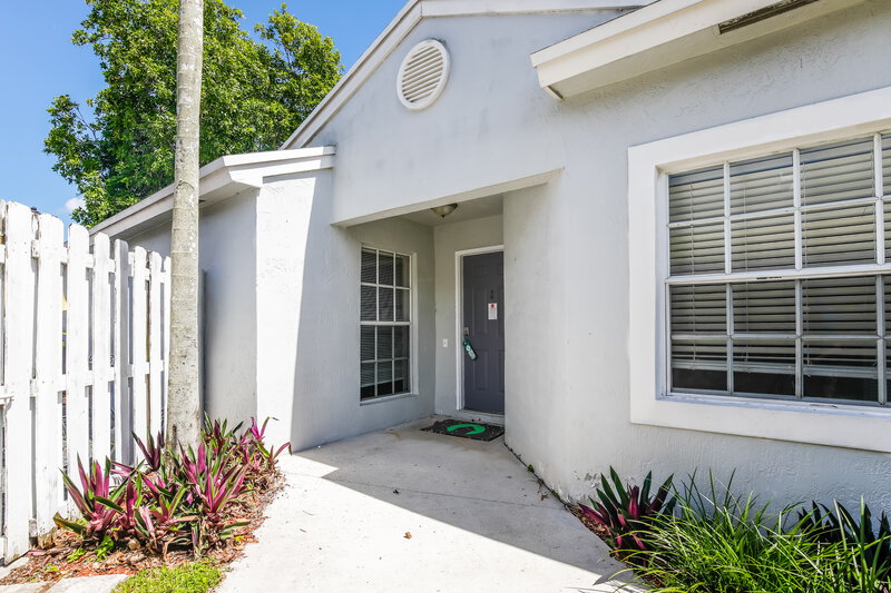 3,240/Mo, 220 N Ketch Dr Sunrise, FL 33326 Front View