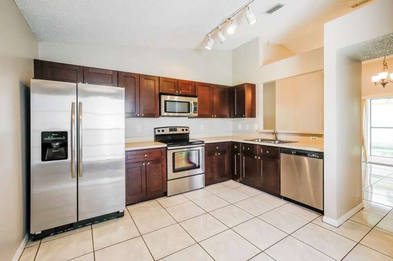 3,240/Mo, 220 N Ketch Dr Sunrise, FL 33326 Kitchen View 2