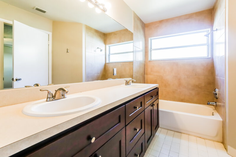 3,240/Mo, 220 N Ketch Dr Sunrise, FL 33326 Main Bathroom View