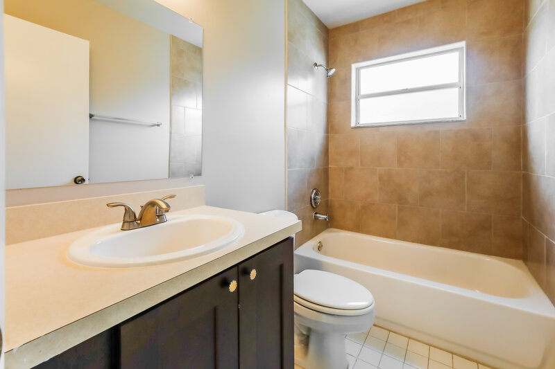 3,240/Mo, 220 N Ketch Dr Sunrise, FL 33326 Bathroom View