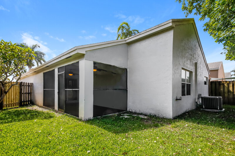 3,240/Mo, 220 N Ketch Dr Sunrise, FL 33326 Rear View