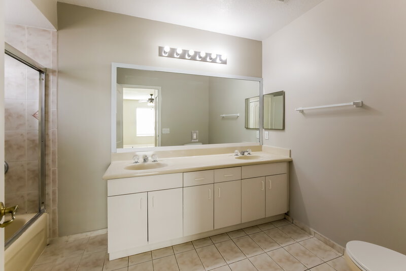 3,230/Mo, 9700 SW 159th Ave Miami, FL 33196 Main Bathroom View