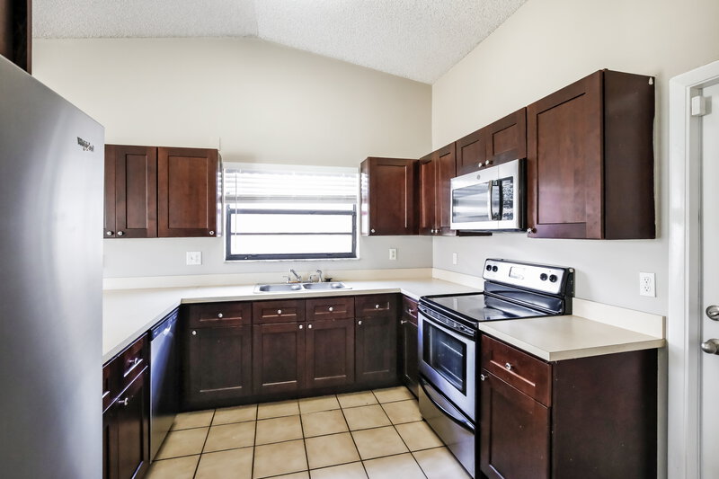 3,215/Mo, 10495 SW 68th St Miami, FL 33173 Kitchen View