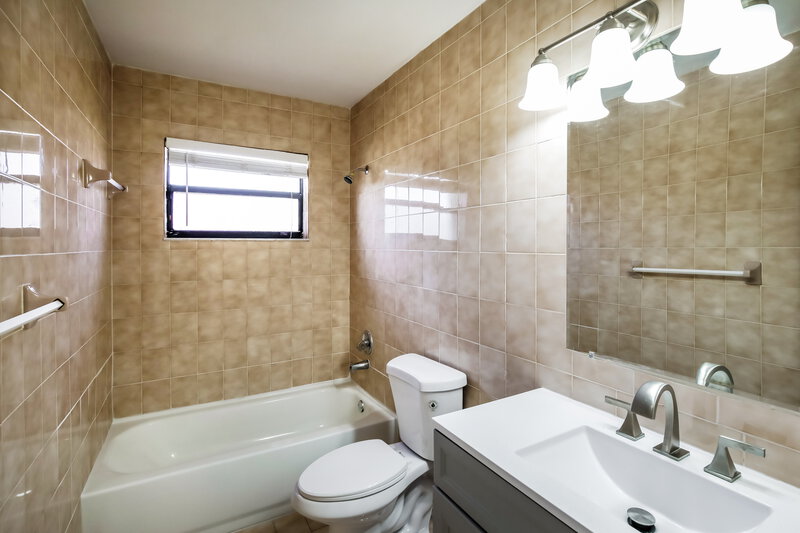 3,215/Mo, 10495 SW 68th St Miami, FL 33173 Bathroom View