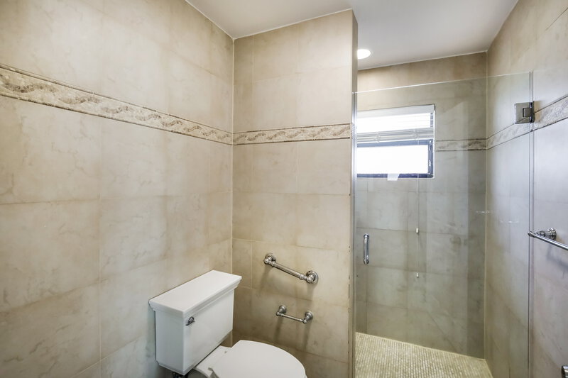 3,215/Mo, 10495 SW 68th St Miami, FL 33173 Bathroom View 2