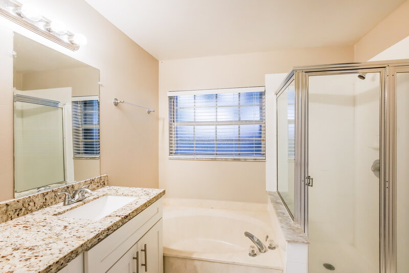 3,400/Mo, 11657 SW 144th Ave Miami, FL 33186 Main Bathroom View
