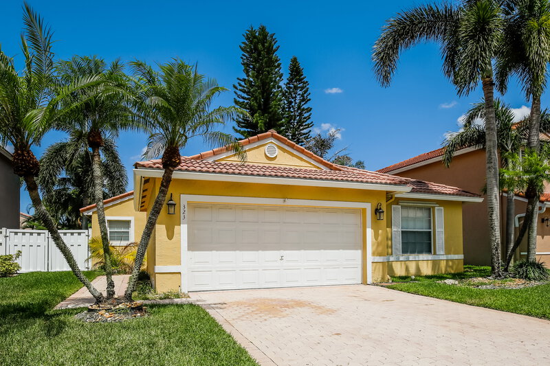 3,470/Mo, 323 SW 194th Ave Pembroke Pines, FL 33029 External View