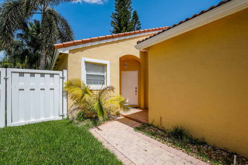 3,470/Mo, 323 SW 194th Ave Pembroke Pines, FL 33029 Front View