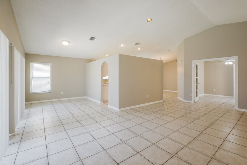 3,470/Mo, 323 SW 194th Ave Pembroke Pines, FL 33029 Living Room View 2