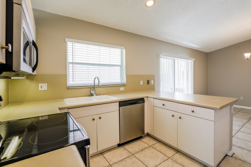 3,470/Mo, 323 SW 194th Ave Pembroke Pines, FL 33029 Kitchen View