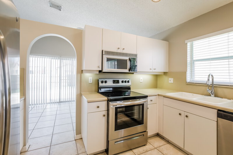 3,470/Mo, 323 SW 194th Ave Pembroke Pines, FL 33029 Kitchen View 2