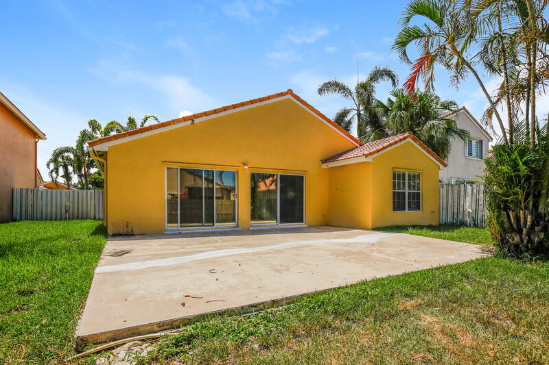 3,470/Mo, 323 SW 194th Ave Pembroke Pines, FL 33029 Rear View