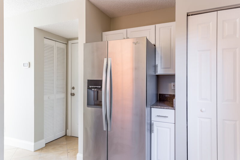 3,030/Mo, 6316 Seminole Ter Margate, FL 33063 Kitchen View 2