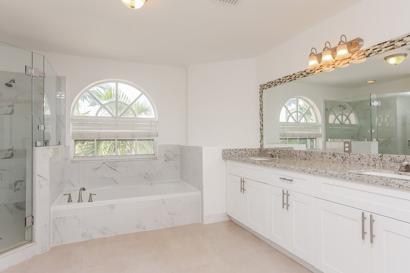 5,175/Mo, 1011 NW 184th Ter Pembroke Pines, FL 33029 Main Bathroom View