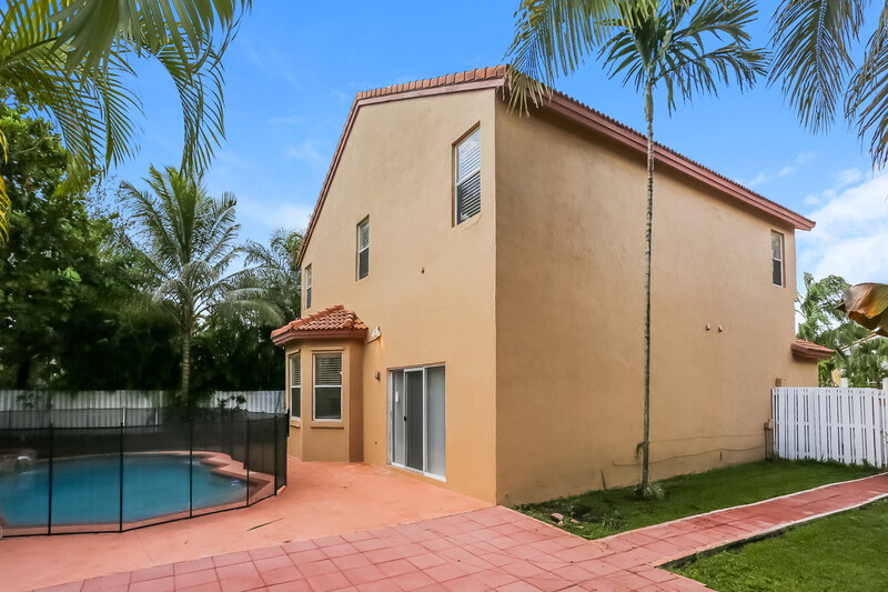 5,175/Mo, 1011 NW 184th Ter Pembroke Pines, FL 33029 Rear View