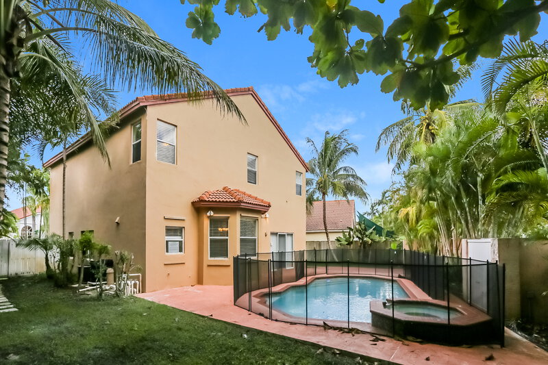 5,175/Mo, 1011 NW 184th Ter Pembroke Pines, FL 33029 Rear View 2