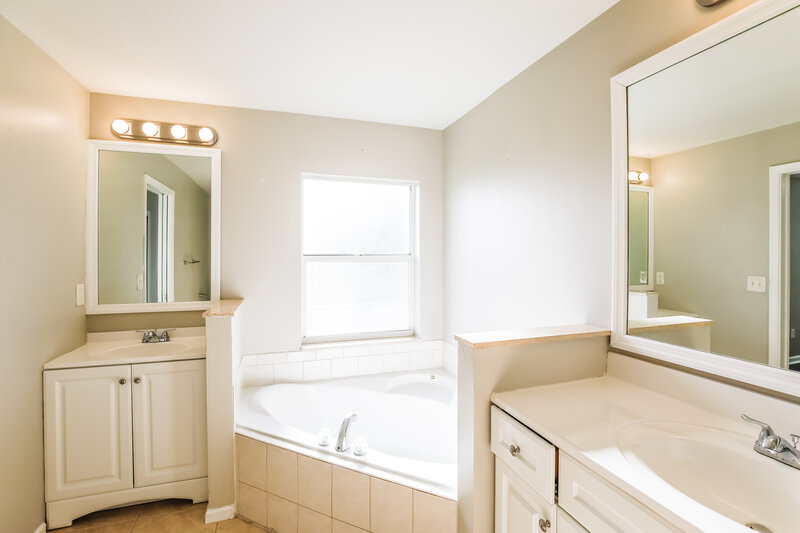 2,870/Mo, 121 Country Club Dr Royal Palm Beach, FL 33411 Main Bathroom View