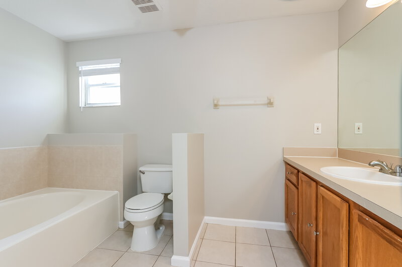 3,030/Mo, 125 Pennock Landing Cir Jupiter, FL 33458 Main Bathroom View 2